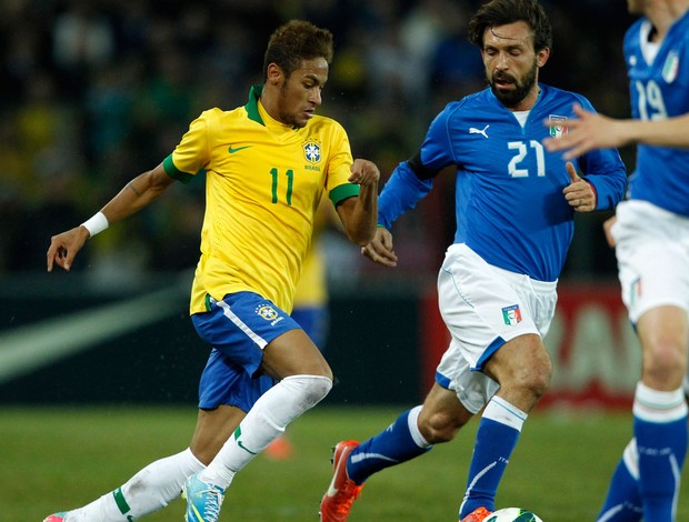 Neymar brasil pirlo itália (Foto: Agência Reuters)