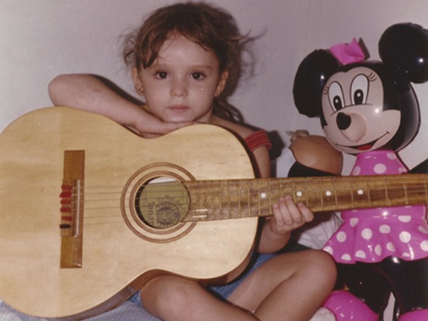 Com seu violão, Isabelle faz pose para foto (Foto: Arquivo Pessoal cedido pelo TV Xuxa)