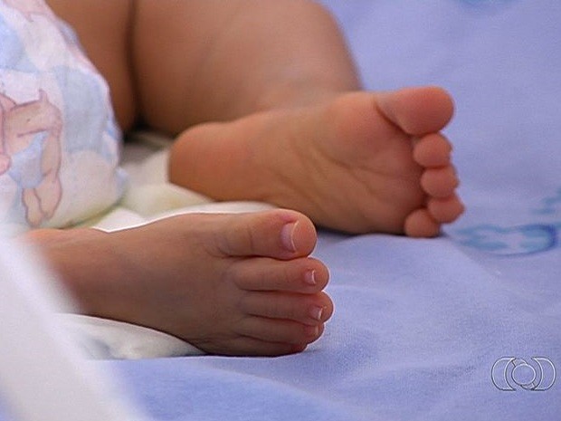 Bebê com doença rara está internado no Hospital Materno Infantil, em Goiânia, Goiás (Foto: Reprodução/TV Anhanguera)