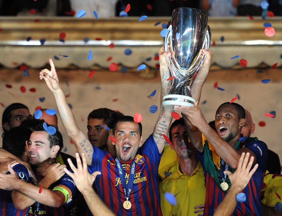 Daniel Alves ergue a taça da Supercopa da Europa de 2011 (Foto: Getty Images)