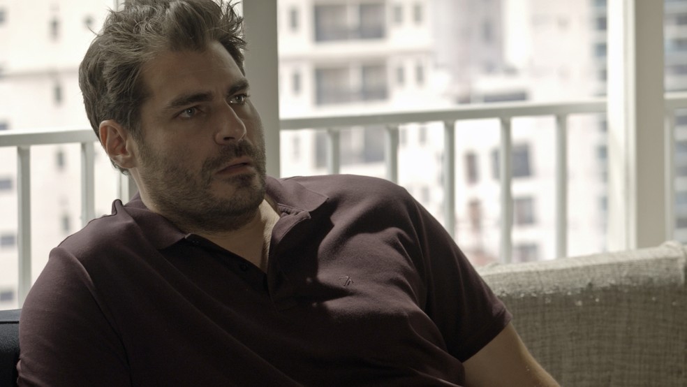 Ciro se assusta com atitude da ex-amante (Foto: TV Globo)