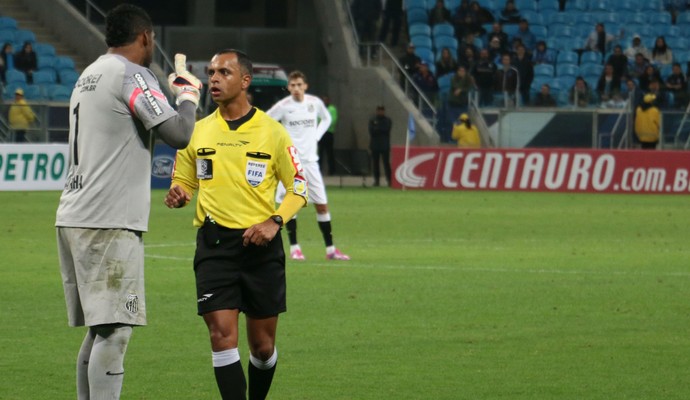 Aranha reclama para arbitragem e alega ter sido vítima de ato racista (Foto: Diego Guichard)