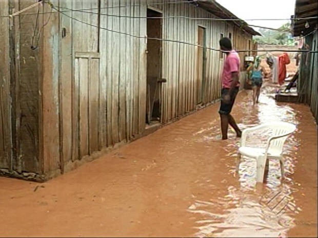 Casas foram invadidas pela água após temporal em Parauapebas (Foto: Reprodução/ TV Liberal)