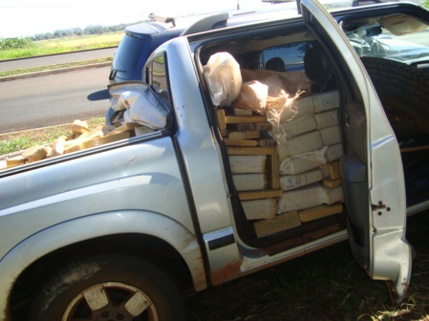 Maconha estava em veículo abandonado em MS (Foto: Divulgação/PRF)