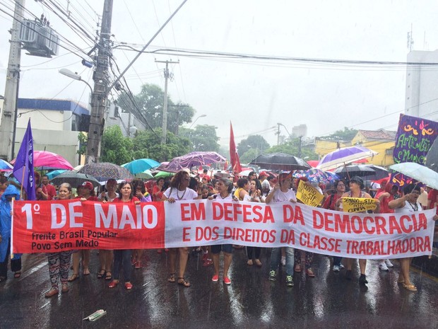 Nem chuva muito forte tirou o ânimo dos manifestantes no início da passeata (Foto: Thays Estarque / G1)