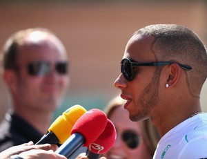 Lewis Hamilton é entrevistado em Mônaco (Foto: Getty Images)