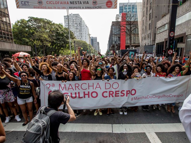 Mulheres caminham levando uma faixa durante a 2ª Marcha do Orgulho Crespo na Avenida Paulista, em São Paulo (Foto: Suamy Beydoun/Futura Press/Estadão Conteúdo)