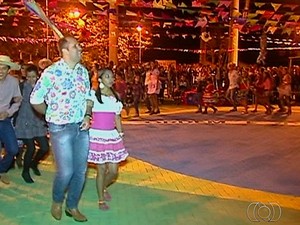 Festa junina arrecadou dinheiro para cirurgia de Ludmila Félix, em Três Ranchos, Goiás (Foto: Reprodução/TV Anhanguera)