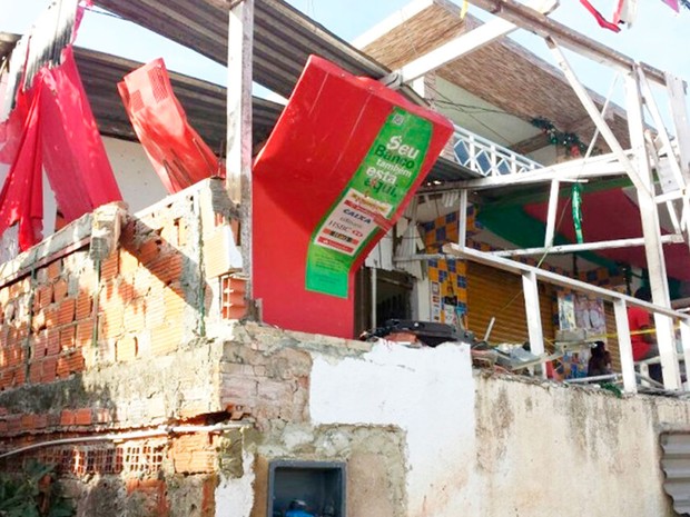 Caixa eletrônico foi explodido por bandidos em Candeias (Foto: Site Bahia10.Com.Br) Caixa eletrônico foi explodido por bandidos em Candeias (Foto: Site Bahia10.Com.Br)