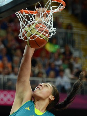 Liz Cambage enterrada na partida entre Rússia e Austrália (Foto: AFP)