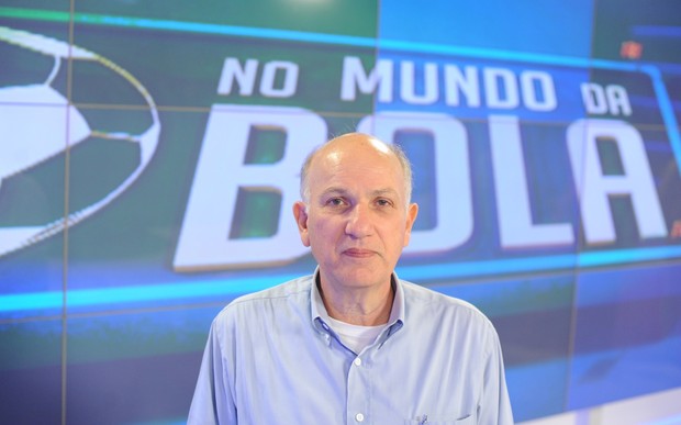 Alberto Léo no cenário do programa Mundo da Bola (Foto: Ana Paula Migliari/TV Brasil)