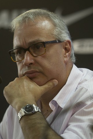 Presidente do Corinthians nega fraude em documento de contrato da Arena