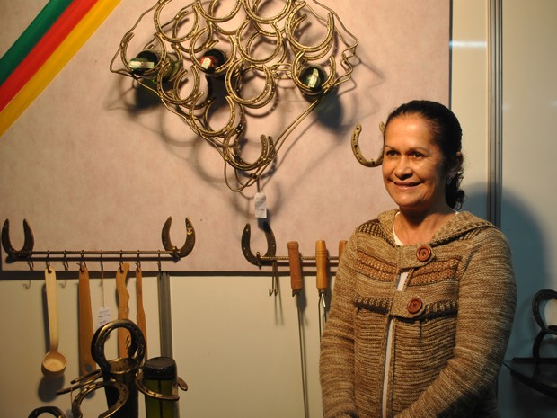 Artista Nadia Garbinatto exibe obras feitas com com ferraduras usadas (Foto: Luiza Carneiro/G1)