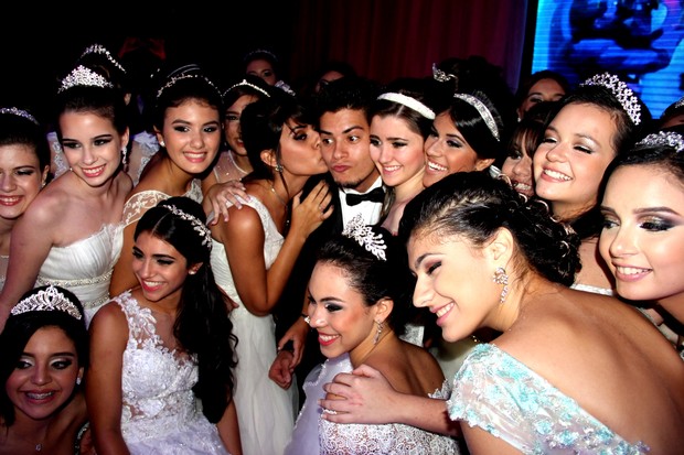 Arthur Aguiar posa com debutantes e ganha beijo (Foto: Christian Emanoel/Divulgação)