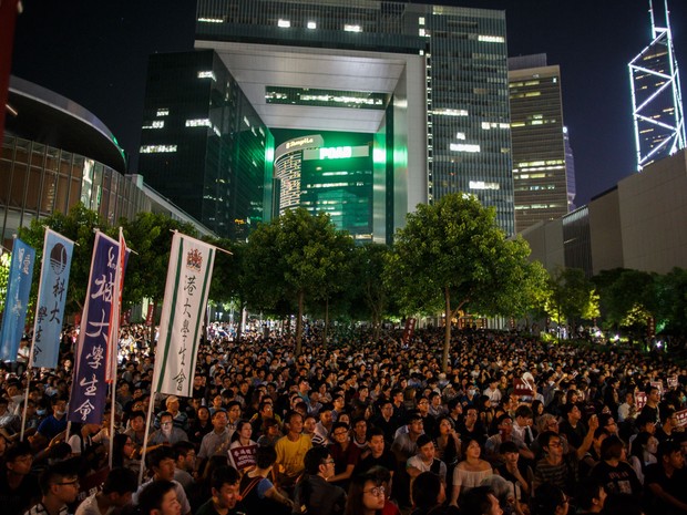 Manifestantes participam de protesto pela independência de Hong Kong perto da sede do governo, na sexta (5) (Foto: Anthony Wallace/AFP)
