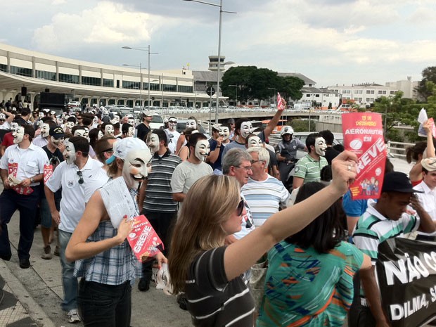 Aeronautas caminhas na área externa do aeroporto (Foto: Márcio Pinho/G1)