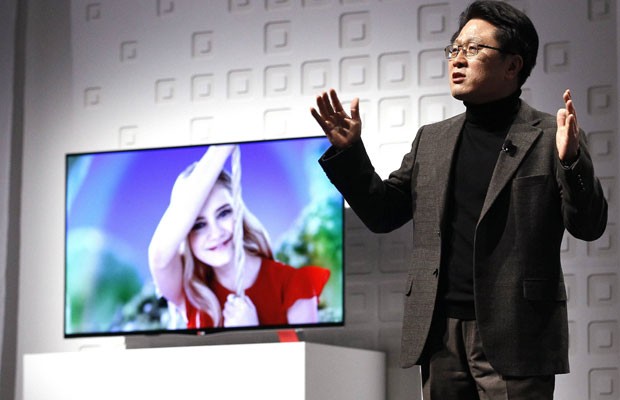 Skott Ahn, diretor de tecnologia da LG, fala durante a CES em frente a uma TV OLED (Foto: Rick Wilking/Reuters)