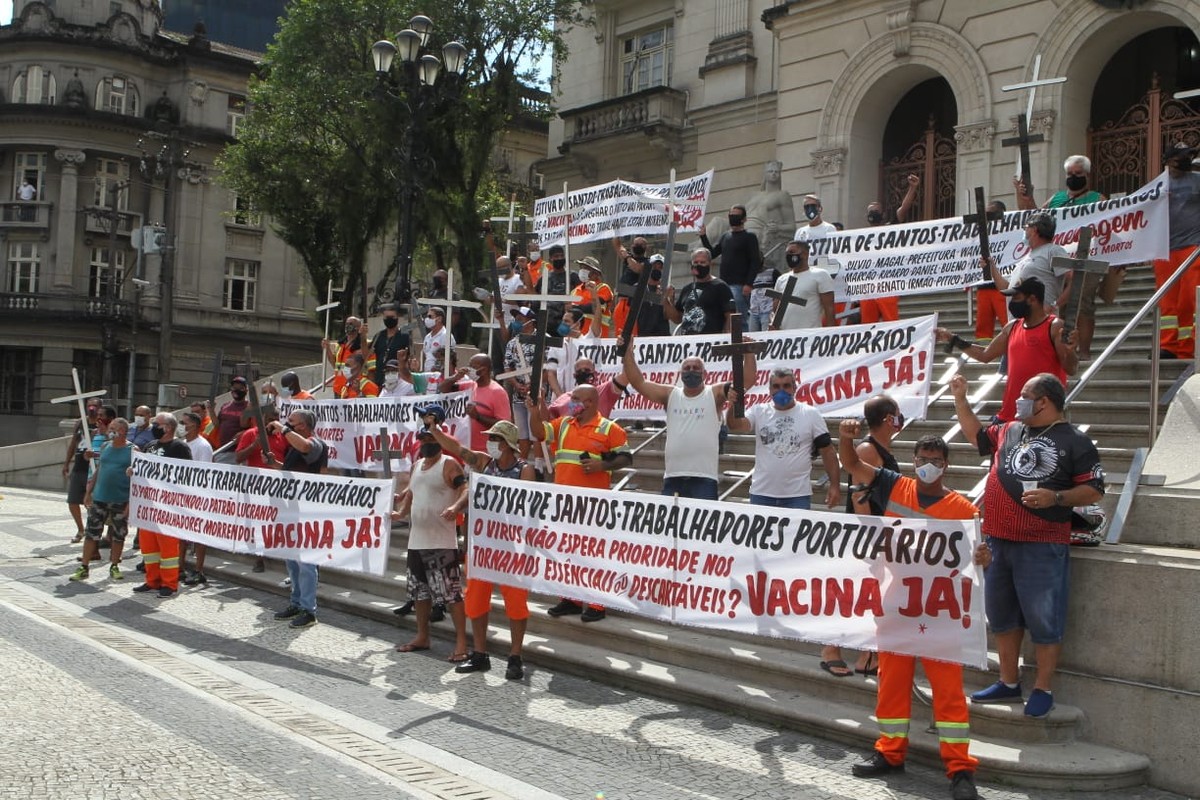 Trabalhadores portuários avulsos realizam novo protesto por vacinas contra a Covid em Santos