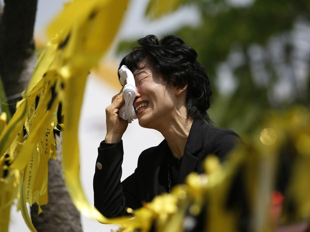 Parente de vítima chora ao lado memorial com fitas que lembram mortos e desaparecidos no naufrágio do Sewol (Foto: Kim Hong-Ji/Reuters)