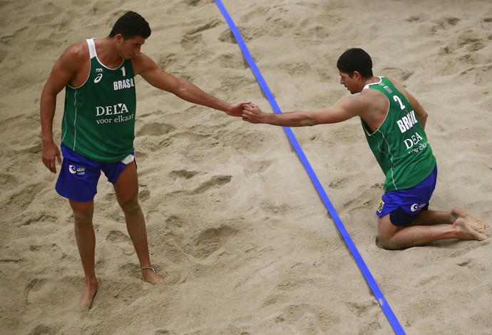 Álvaro e Saymon perderam nas oitavas de final da etapa da Holanda, em Haia, do Circuito Mundial de vôlei de praia (Foto: Getty Images/FIVB)