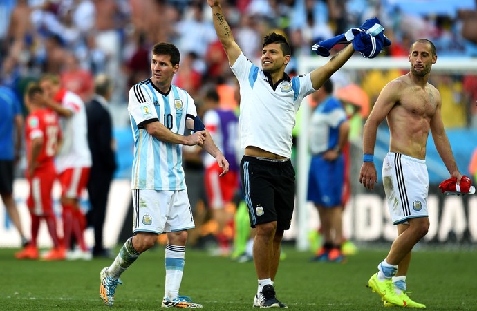 Messi, Agüero e Zabaleta comemoram vitória apertada por 1 a 0 sobre a Suíça (Foto: Getty Images)