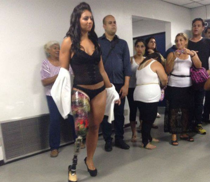 Camille Rodrigues desfile moda inclusiva (Foto: Reprodução Facebook)