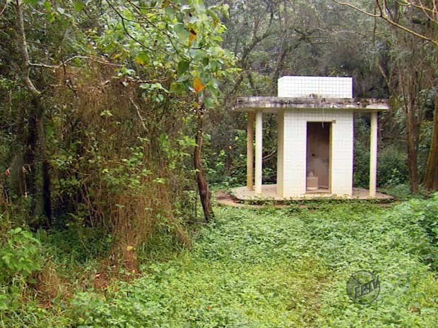 Fonte foi construída, mas está abandonada em São Lourenço (Foto: Reprodução EPTV)