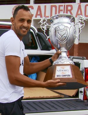 Zagueiro Adinaldo recebeu troféu de vice-campeão do Módulo II em nome de jogadores do Tricordiano (Foto: Reprodução EPTV) Zagueiro Adinaldo recebeu troféu de vice-campeão do Módulo II em nome de jogadores do Tricordiano (Foto: Reprodução EPTV)