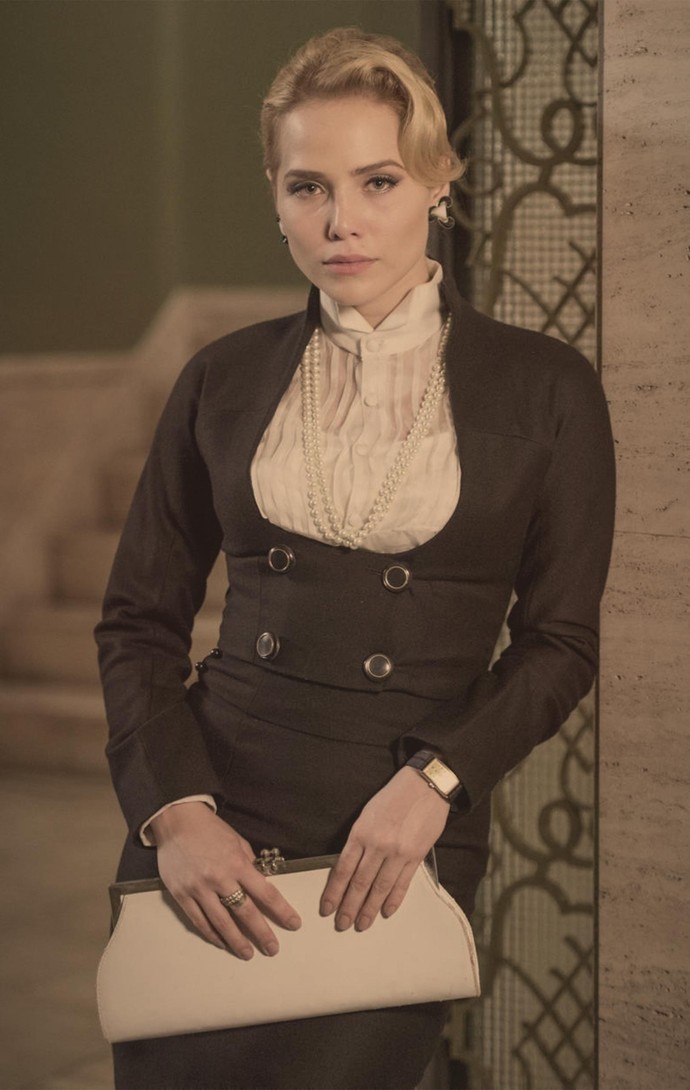Julia é uma mulher forte e inteligente, que exerce grande influência sob o irmão. É noiva de Vitor, mas se envolve com Beatriz. (Foto: Globo/Estevam Avellar) Julia é uma mulher forte e inteligente, que exerce grande influência sob o irmão. É noiva de Vitor, mas se envolve com Beatriz. (Foto: Globo/Estevam Avellar)