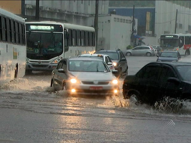 Forte chuva deixa ruas de Salvador alagadas nesta quinta-feira (Foto: Reprodução/ TV Bahia)