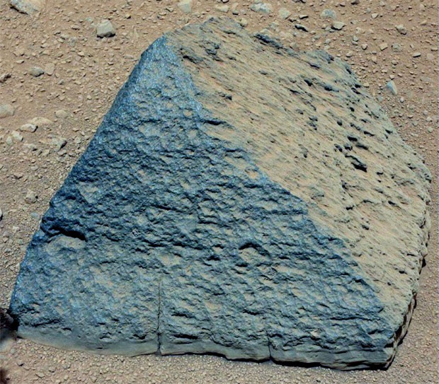 Pedra tem formato piramidal (Foto: Nasa/Divulgação)