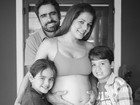 Nívea Stelmann posa com a família e mostra o barrigão de seis meses