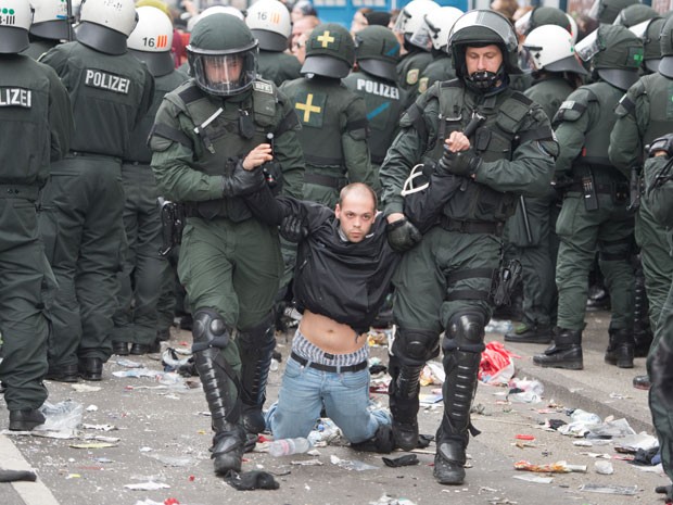 Manifestante do Blockupy é detido neste sábado (1º) durante protestos na Alemanha (Foto: Boris Roessler Germany Out/AFP)