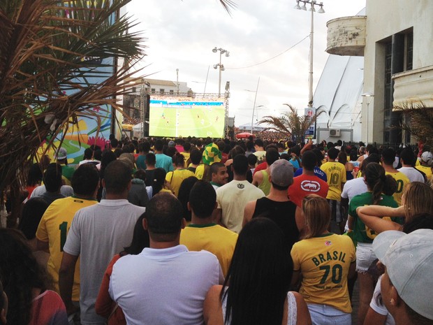 Público baiano não acredita na chuva de gols da Alemanha no primeiro tempo no Fan Fest (Foto: Maiana Belo/G1)