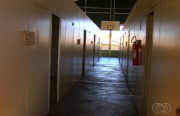 Alunos protestam contra atraso em reforma de escola, em Senador Canedo, Goiás (Foto: Reprodução/TV Anhanguera)