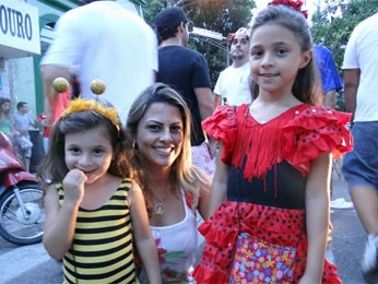 Marília Leal veio de Glória do Goitá com as filhas (Foto: Katherine Coutinho/G1)