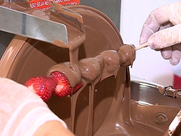 Cerca de mil espetinhos de morango com chocolate são vendidos na festa (Foto: Reprodução/RBS TV)