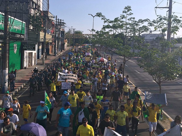 Manifestantes caminharam do Centro até a Avenida Djalma Batista   (Foto: Sérgio Rodrigues/G1 AM)