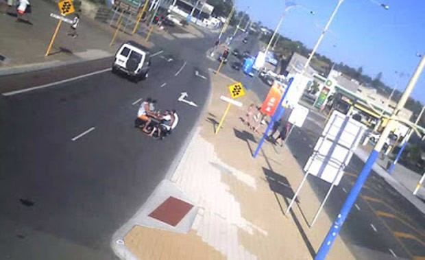 Grupo foi flagrado com mesas de piquenique motorizadas no meio de rua em Perth (Foto: Reprodução/LiveLeak/Hoopercg)
