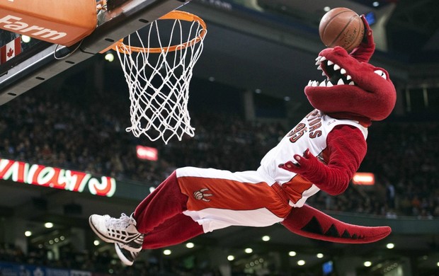Mascote Toronto Raptors nba basquete (Foto: AP)
