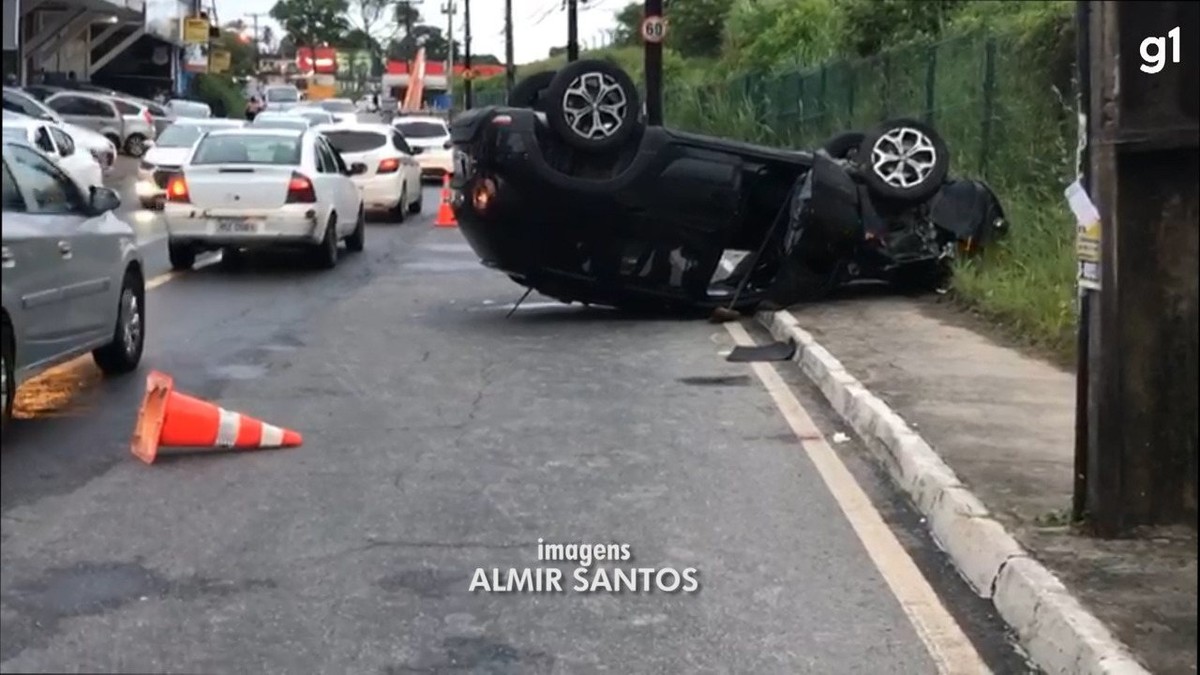 Suspeitos de roubo de carro morrem durante perseguição policial na Av