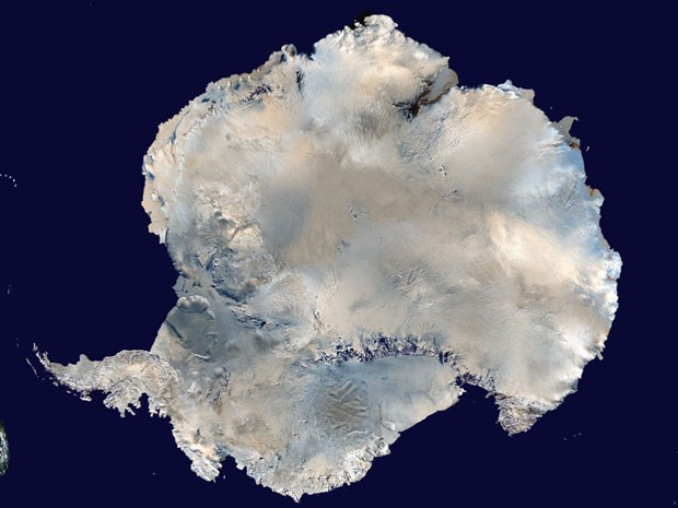 Imagem divulgada pela agência espacial americana mostra o continente antártico. Estudo detectou que a temperatura de - 93º C foi registrada em 2010 (Foto: Nasa/Reuters)