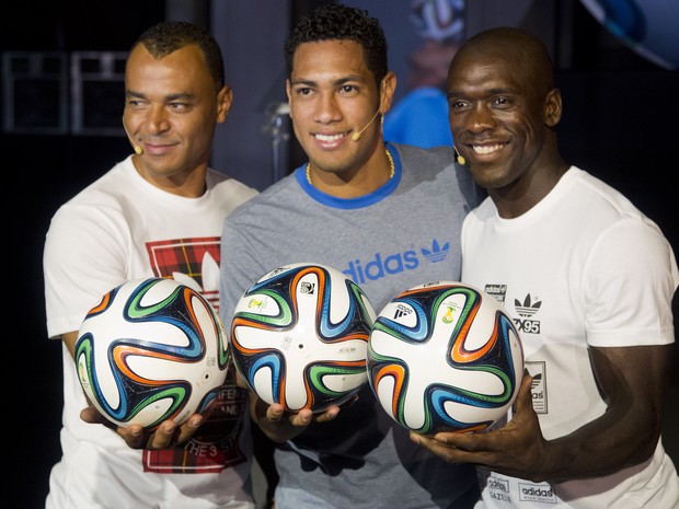 Cafu, Hernane e Seedorf seguram a bola oficial da Copa do Mundo 2014 durante evento de apresentação no Rio de Janeiro (Foto: AP Photo/Victor R. Caivano)
