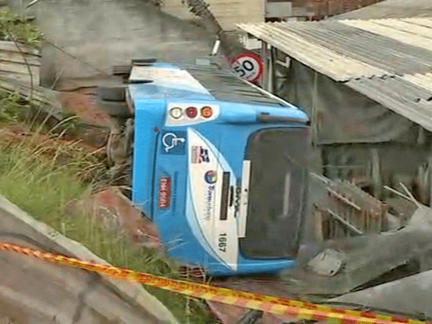 Ônibus caiu em pequena ribanceira (Foto: Reprodução/ TV Globo)