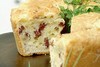Bolo de pão de queijo com calabresa é bem fácil de preparar; veja receita (Receitas.com)