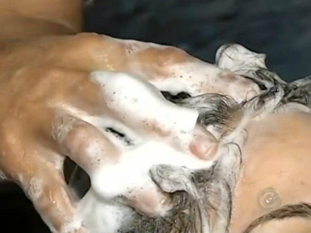 Lavar cabelo com água quente pode causar caspas, alerta especialista (Foto: Reprodução/ TV TEM)