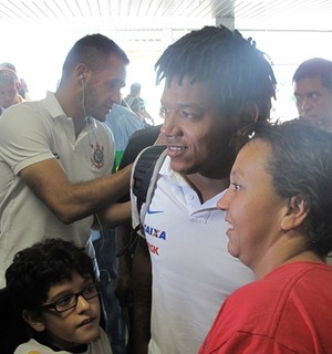 Com festa discreta e jogadores solícitos, Corinthians chega a Uberaba
