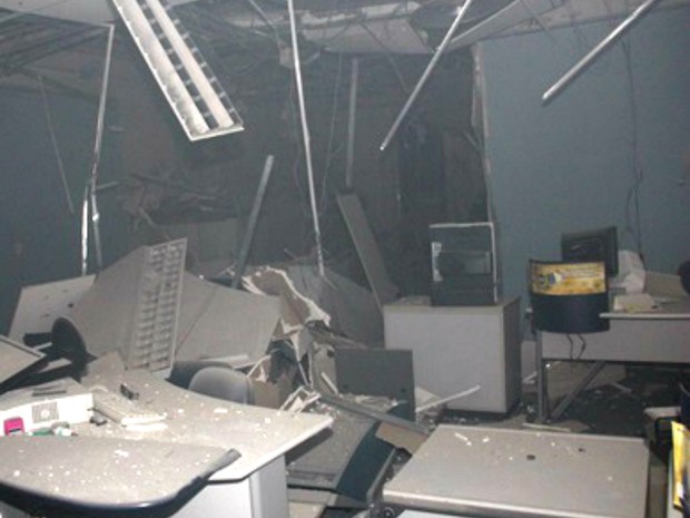 Com a explosão, agência bancária em Caraúbas ficou parcialmente destruída (Foto: Icém Caraúbas)