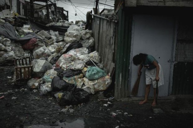 Lixo se acumula nas ruas de Happyland, distrito de Tondo, em Manila (Foto: BBC/Carlos Gabuco)