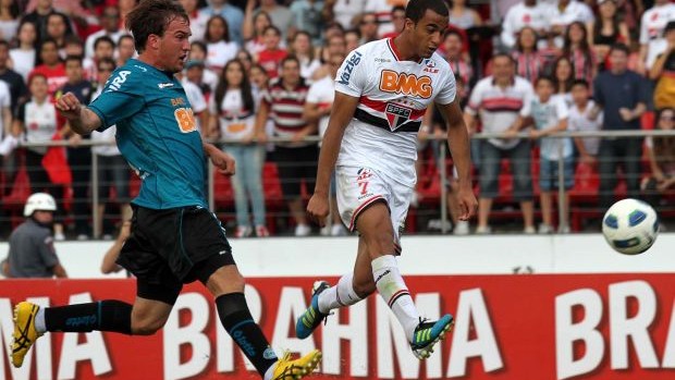 Lucas, do São Paulo, e Willian, do Coritiba (Foto: Idário Café/VIPCOMM)